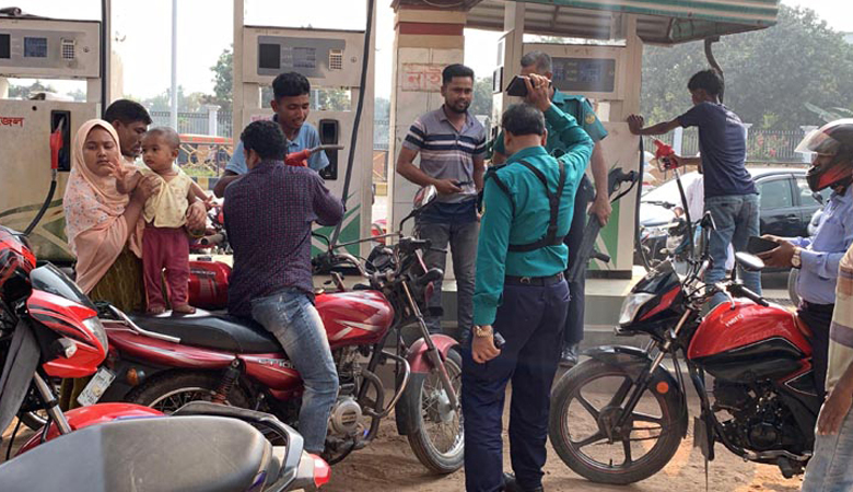 রাজশাহীতে পুলিশ পাহারায় তেল বিক্রি