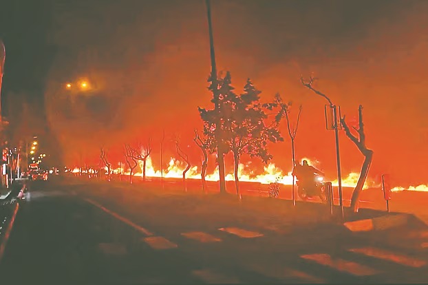 ইরানের তেল স্থাপনায় ভয়াবহ হামলা, তেহরানে নালায় জ্বলা তেলে সৃষ্টি ‘আগুনের নদী’