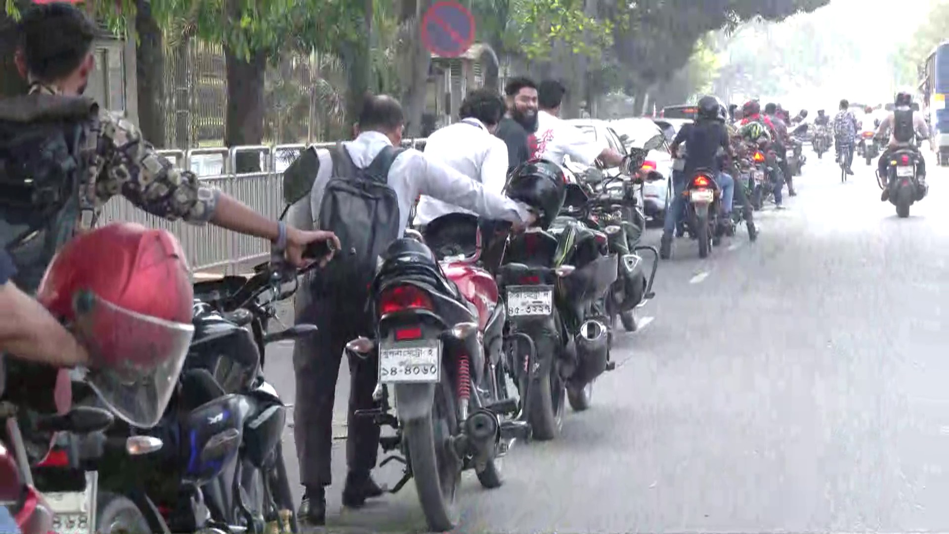 তেলের জন্য নগরজুড়ে দীর্ঘ অপেক্ষা