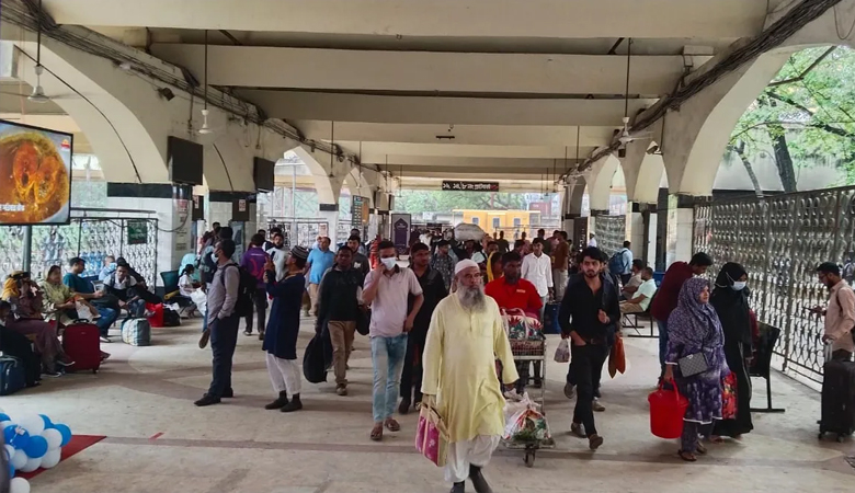 রেলস্টেশনে ঈদযাত্রার দ্বিতীয় দিনে ঘরমুখো মানুষের ভিড়