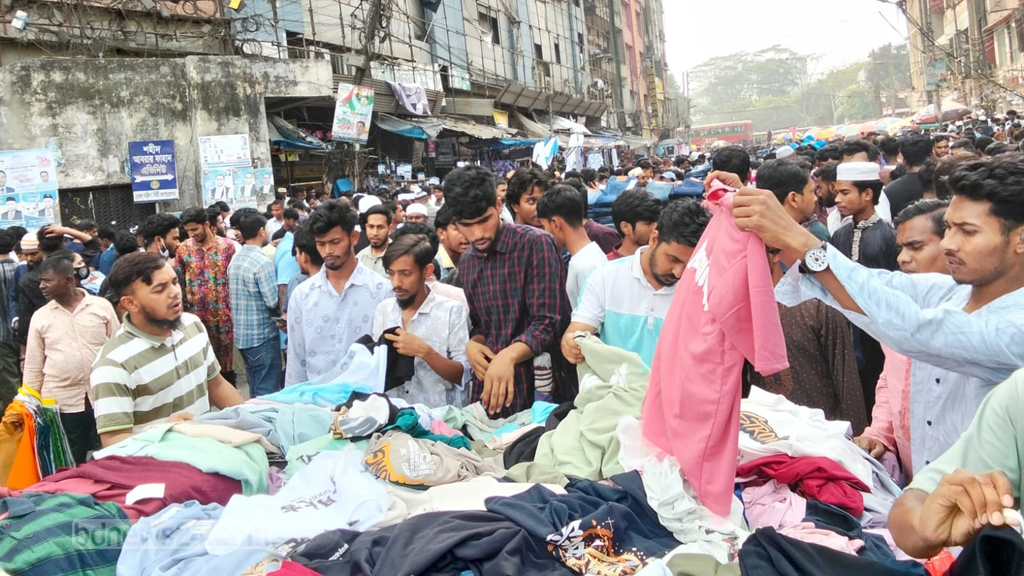 ঈদ বাজারে হাকডাক, দরকষাকষি আর ছোট্ট তাসমিয়ার বায়না
