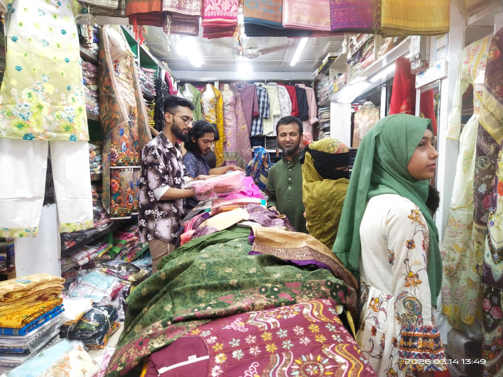 শ্রীপুরে শপিংমল ও বিপণি বিতানে ঈদের কেনাকাটায় উপচেপড়া ভিড়