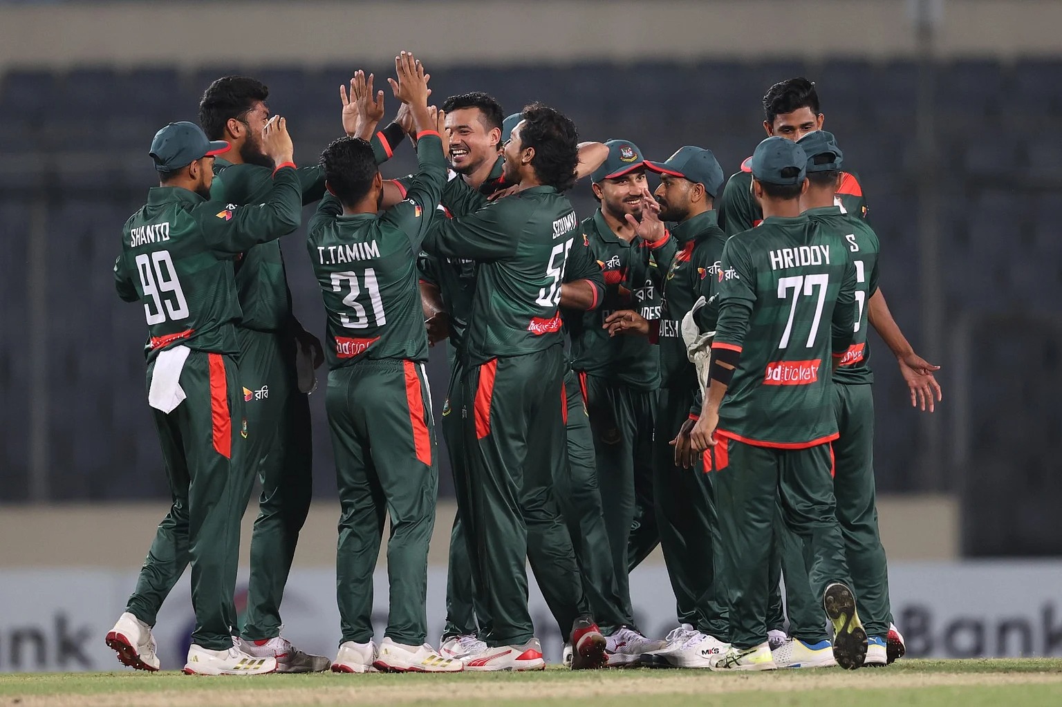 শেষ ওভারের রোমাঞ্চে পাকিস্তানকে হারিয়ে সিরিজ জিতল বাংলাদেশ