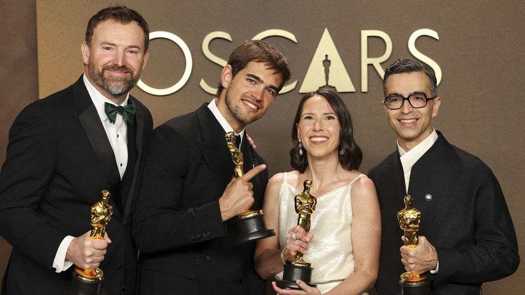 অস্কারে দ্য সিঙ্গারস এবং টু পিপল এক্সচেঞ্জিং সেলাইভার বাজিমাত