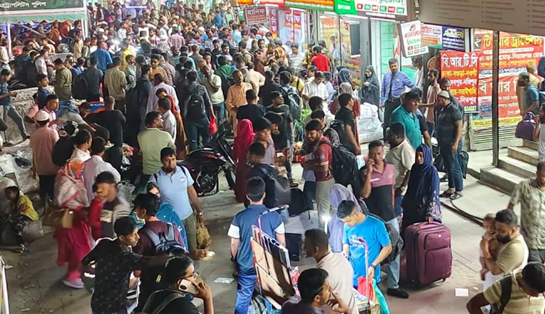 ঈদযাত্রায় রাজধানী ছাড়ছে লাখো মানুষ
