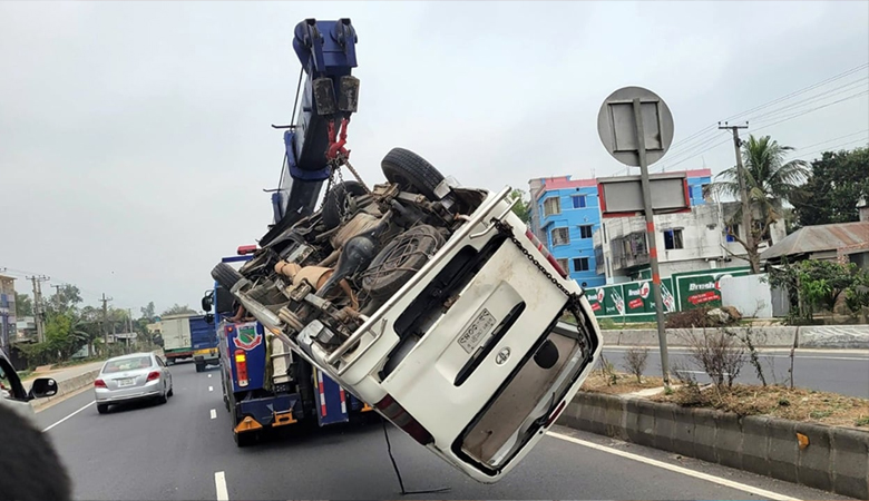 বগুড়ায় চলন্ত মাইক্রোবাসে সিলিন্ডার বিস্ফোরণে নিহত ৩