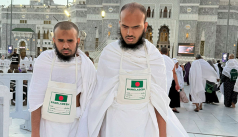 দাওরায়ে হাদিস পাস করে ওমরাহ পালন করলেন দুই অন্ধ হাফেজ