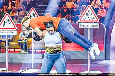 কাঁধে তুলে ৩৭ সেকেন্ডে ১০ পুরুষকে ছুড়লেন এক নারী