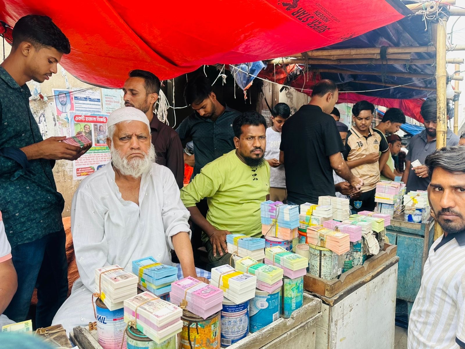 নতুন নোটের বান্ডেল বিক্রি হচ্ছে ৩০০ থেকে ৬০০ টাকায়