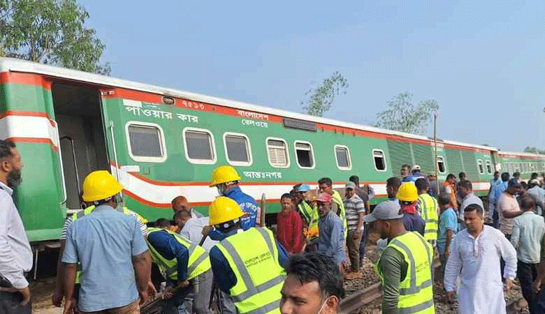 এখনো শেষ হয়নি উদ্ধার কাজ, বিকল্প ট্রেনে যাতায়াত