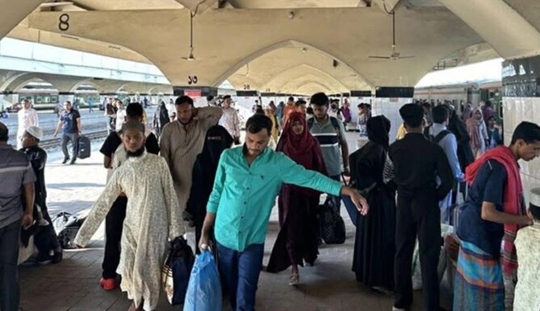 ঈদের ছুটি শেষে ফিরছে রাজধানীবাসী