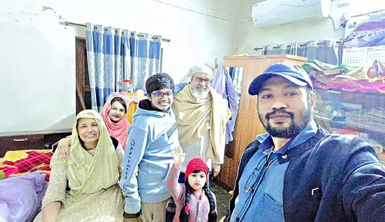 যশোরে গাছে প্রাইভেটকারের ধাক্কা, একই পরিবারের ৩ জন নিহত