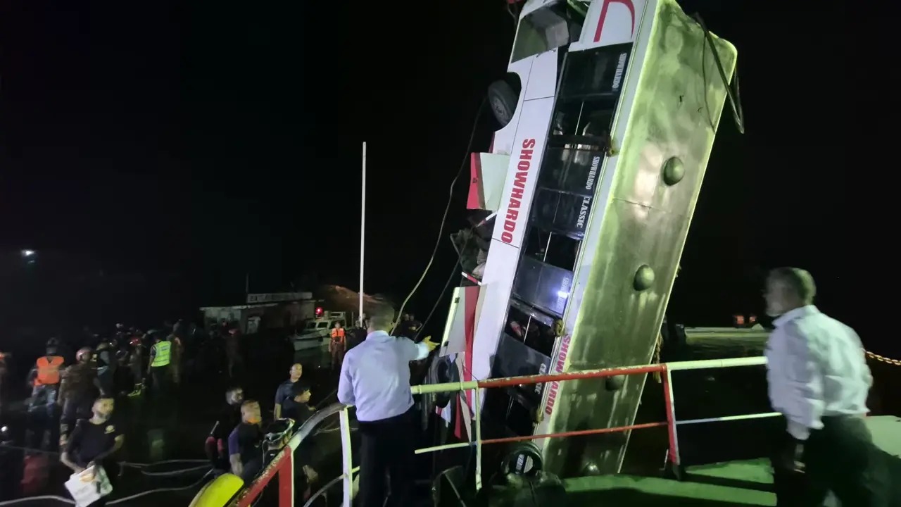 টেনে তোলা হয়েছে পদ্মায় পড়ে যাওয়া বাস, এখন পর্যন্ত ১৬ লাশ উদ্ধার