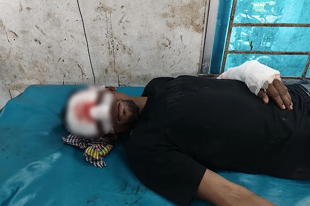গোপালগঞ্জে হাসপাতালে চিকিৎসাধীন যুবককে কুপিয়ে জখম