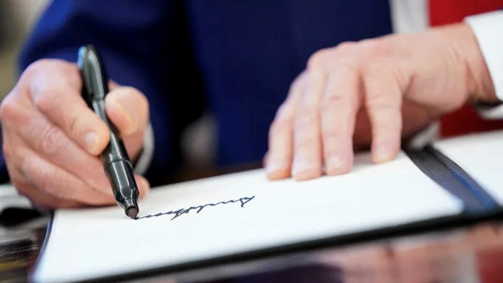 ডলারেও থাকবে ট্রাম্পের স্বাক্ষর, ভাঙল ১৬৫ বছরের ঐতিহ্য