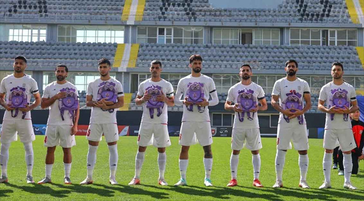 স্কুলব্যাগ হাতে ইরানি ফুটবলারদের হৃদয়স্পর্শী প্রতিবাদ