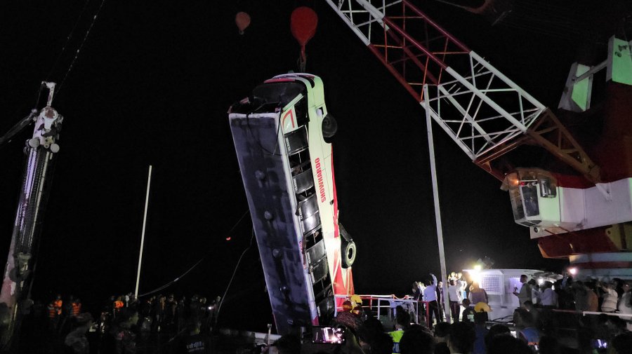 পদ্মায় ডুবে যাওয়া সেই বাসের রেজিস্ট্রেশন স্থগিত, মালিককে তলব