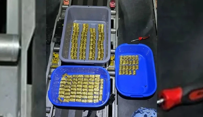 বিমানের টয়লেটে মিলল ১৫৩ সোনার বার