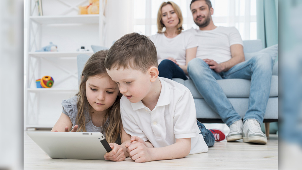 অতিরিক্ত ফোন ব্যবহার থেকে সন্তানদের দূরে রাখার কৌশল