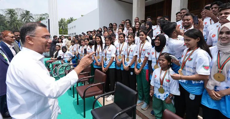 কোনো রাজনৈতিক দলের সদস্য হবেন না