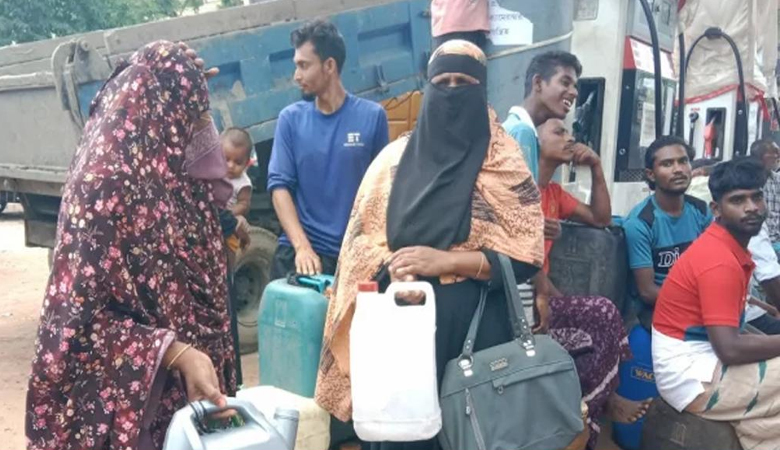 স্বামীর ওপর থেকে চাপ কমাতে তেলের লাইনে নারীরা