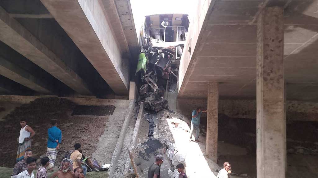 সিরাজগঞ্জে সড়ক বিভাজকে ধাক্কা খেয়ে উল্টে গেল বাস, নিহত ৩