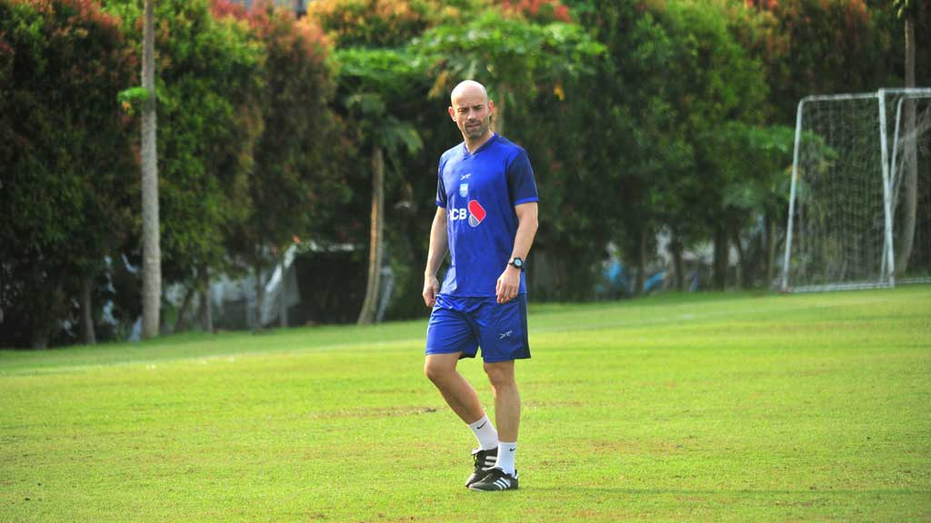 নতুন কোচের সন্ধানে বাফুফে