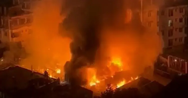 রাজধানীর তুরাগে বস্তিতে আগুন, নিয়ন্ত্রণে ফায়ার সার্ভিসের ৫ ইউনিট