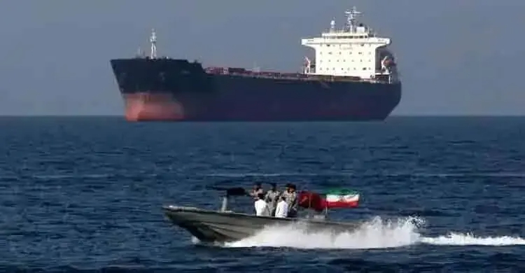 যুদ্ধবিরতির মধ্যে কয়েকটি জাহাজ হরমুজ প্রণালি অতিক্রম করেছে