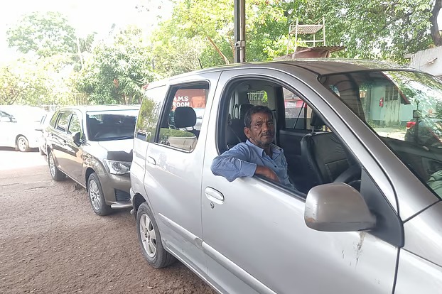 তেলের লাইনে ২২ ঘণ্টা ভোগান্তির চরম দৃশ্য