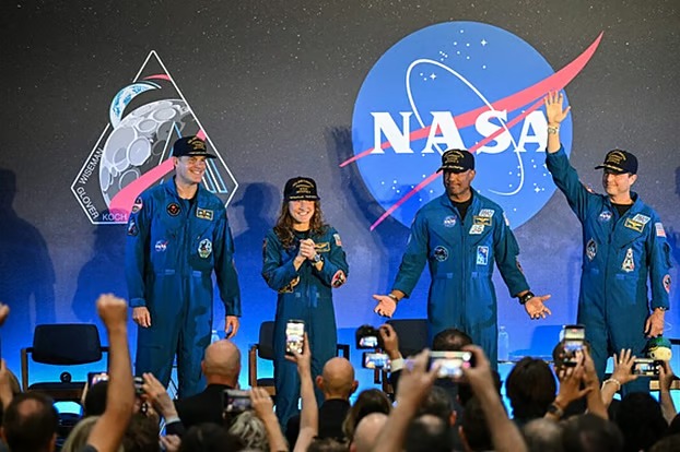 অন্ধকার মহাকাশে পৃথিবী দেখার বিস্ময়কর অভিজ্ঞতা