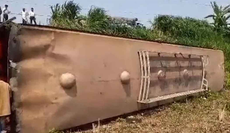 ফরিদপুরে পিকআপের সঙ্গে সংঘর্ষ, খাদে বাস উল্টে পড়ে হতাহত ২৬