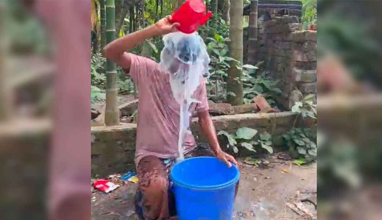 অনলাইন জুয়ায় ৩০ লাখ টাকা খুইয়ে দুধ দিয়ে গোসল