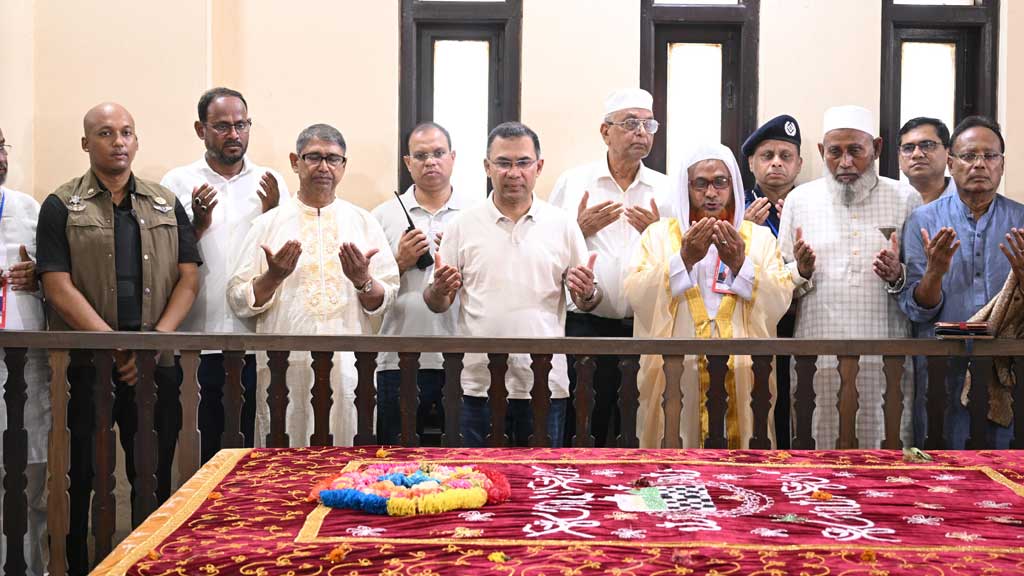 টাঙ্গাইলে ভাসানীর কবর জিয়ারত করলেন প্রধানমন্ত্রী