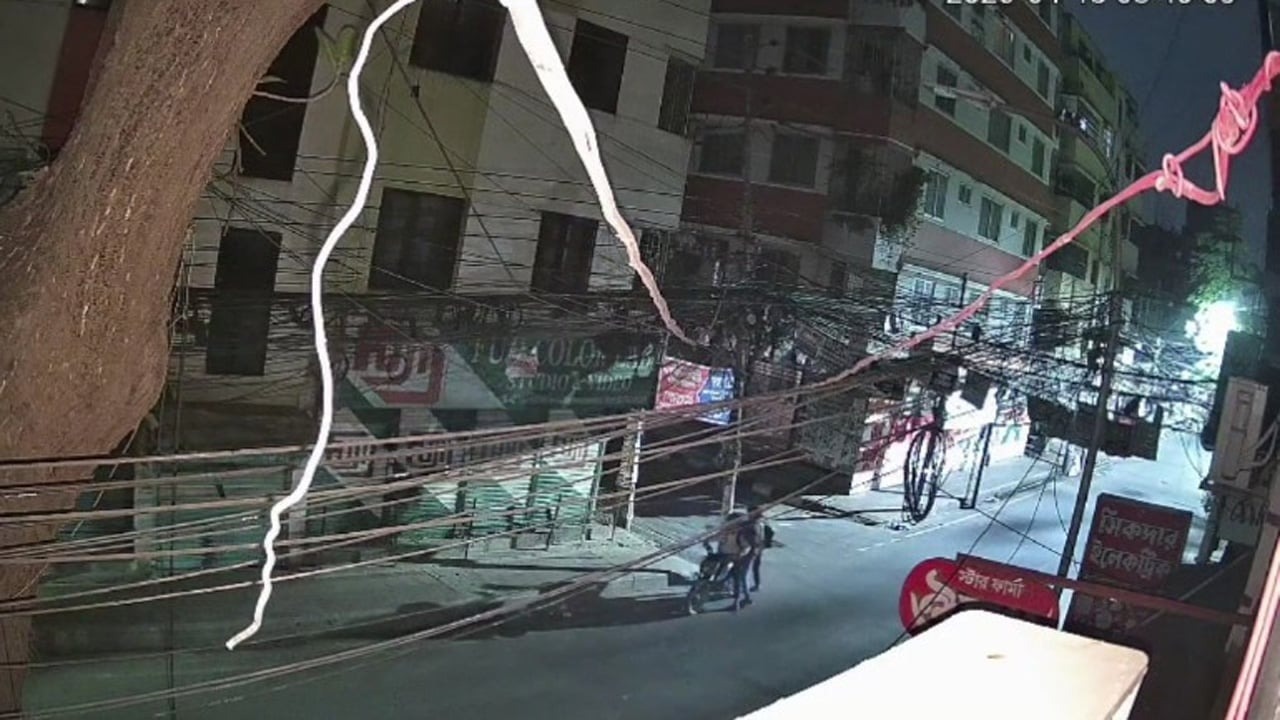 বাসার গেটের সামনে দাঁড়িয়ে ছিনতাইয়ের শিকার ফটোগ্রাফার