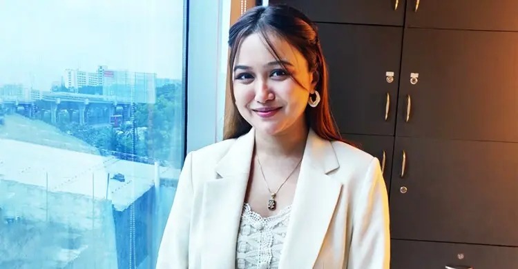 কুষ্টিয়া আসনে মনোনয়নপত্র নিলেন অভিনেত্রী চমক