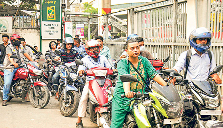 দাম বাড়লেও পাম্পে কমেনি ভিড়