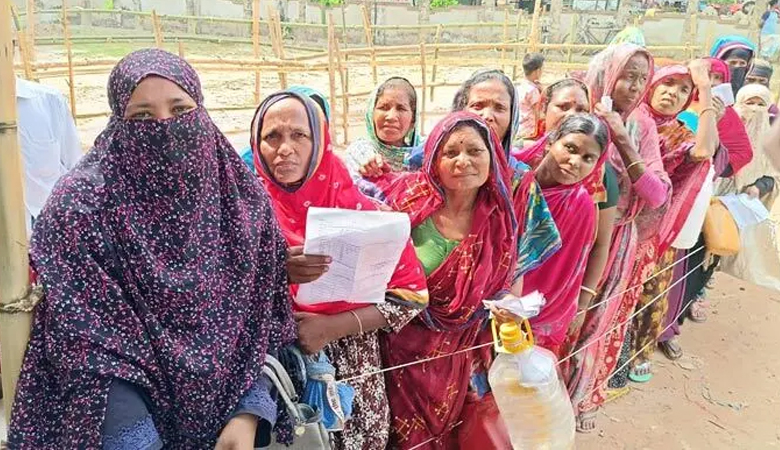 এবার তেলের লাইনে গৃহিণীরা