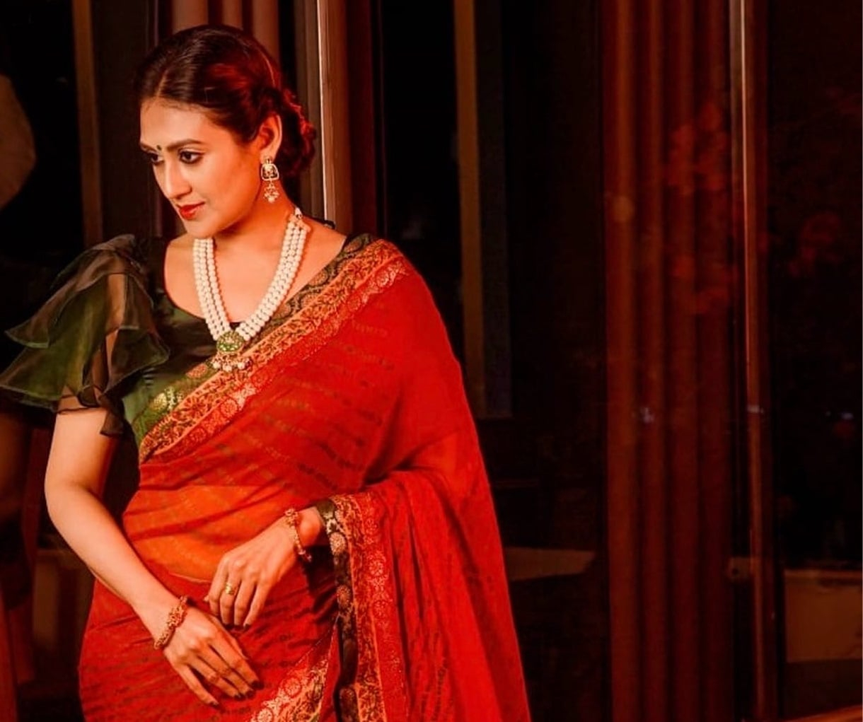 শাড়িতে স্নিগ্ধতা ছড়ালেন কুসুম শিকদার