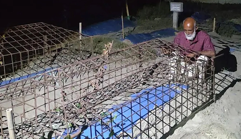 লাশ চুরির ভয়ে রাত জেগে সন্তানের কবর পাহারা দিচ্ছেন বাবা