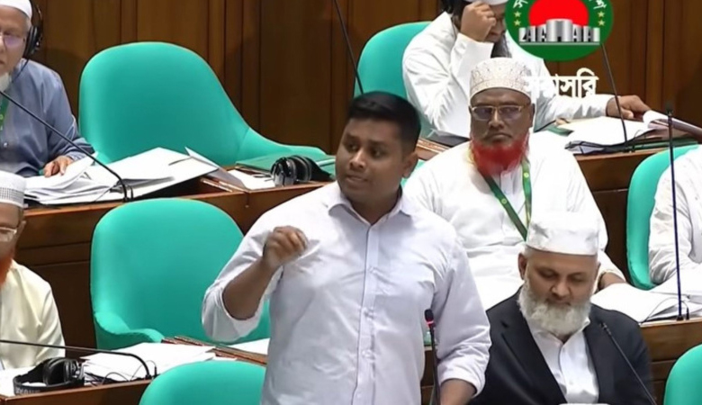 ট্যাক্স ফ্রি নয়, সরকারি মালিকানাধীন গাড়ি চেয়েছি: হাসনাত আবদুল্লাহ