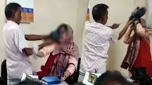 পরীক্ষা চলাকালে কলেজে ঢুকে শিক্ষিকাকে জুতাপেটা বিএনপি নেতার