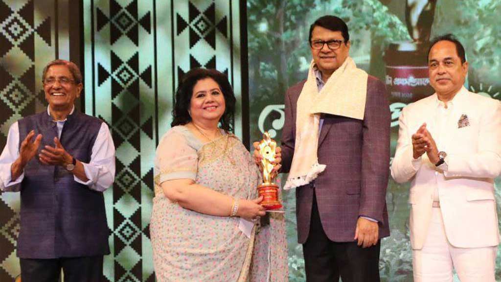 আজীবন সম্মাননা পেলেন অভিনেতা আলমগীর