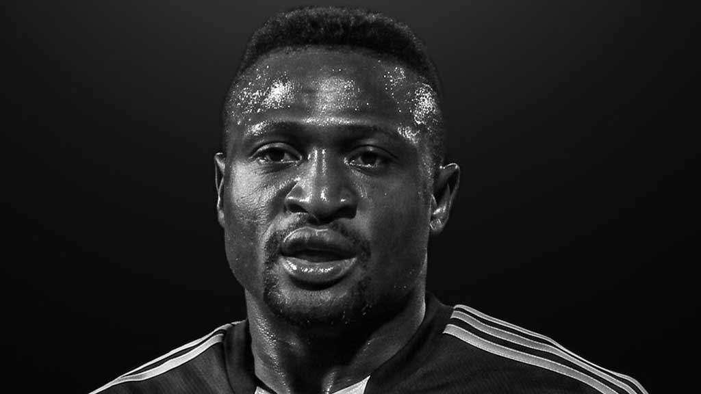 মাঠে খেলে মাঠেই মারা গেলেন নাইজেরীয় স্ট্রাইকার