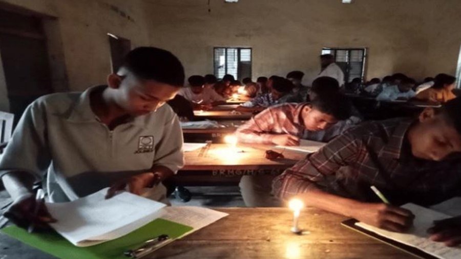 মোমবাতি জ্বালিয়ে এসএসসি পরীক্ষা, শিক্ষার্থী-অভিভাবকদের ক্ষোভ
