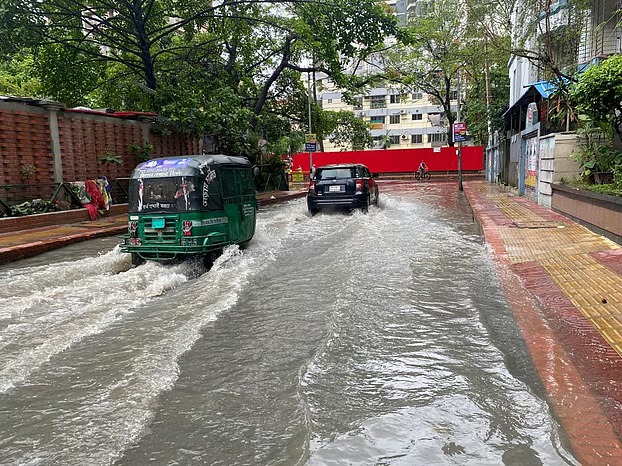 ভোরের অঝোর বৃষ্টিতে রাজধানীর বিভিন্ন রাস্তায় জমেছে পানি, দুপুরে ঝড়ের শঙ্কা