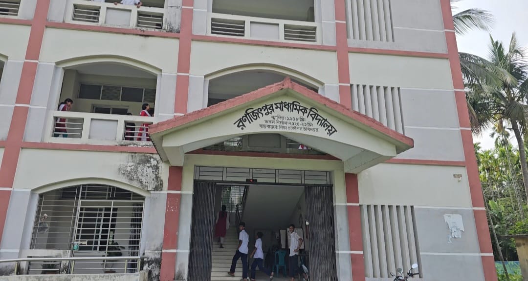 রণজিৎপুর বিদ্যালয়ে শিক্ষকের বিরুদ্ধে ছাত্রীদের অভিযোগ নিয়ে পাল্টাপাল্টি বক্তব্য