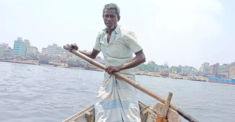 বুড়িগঙ্গার বুকে রইস উদ্দিনের অন্তহীন সংগ্রাম