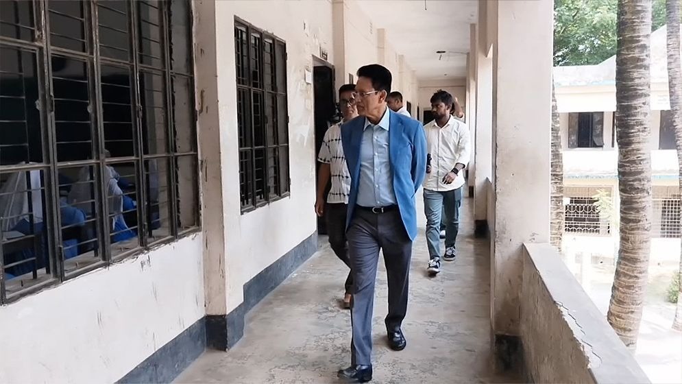 হঠাৎ পরীক্ষা কেন্দ্রে প্রবেশ পরীক্ষার্থীদের মনোযোগ নষ্ট করতে পারে