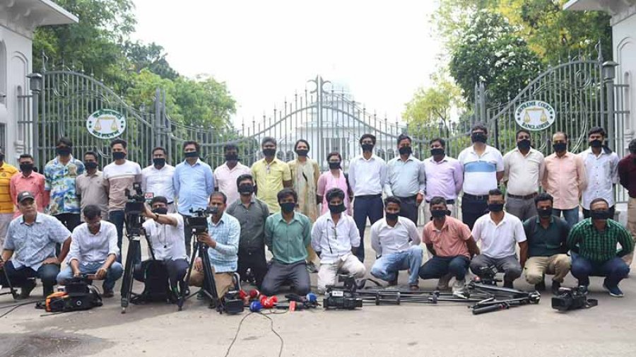 মুখে কালো কাপড় বেঁধে সাংবাদিকদের প্রতিবাদ